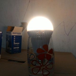 Đèn led tích điện - tự sáng khi mất điện