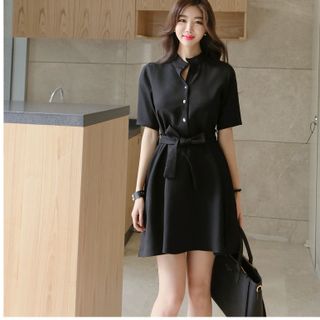 Đầm xòe cổ trụ phối nút kèm thắt lưng