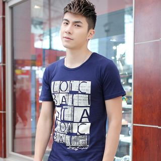 Áo nam in chữ ô vuông trước ngực