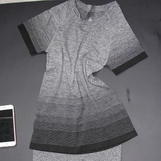 Áo tập dài vân màu