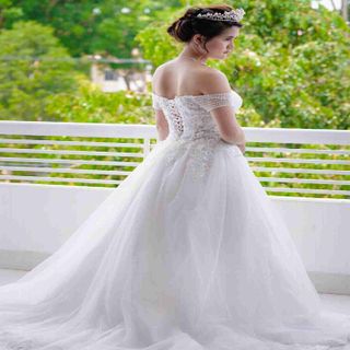 Váy cưới trắng đính hạt