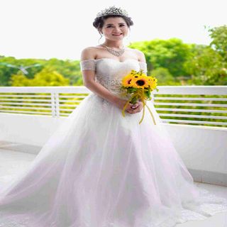 Váy cưới trắng đính hạt