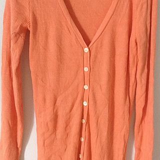 Áo khoác len của nữ vải len được thiết kế gọn nhẹ tinh tế rất thích hợp với các chị nội trợ
