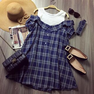 Đầm kate kẻ caro hở vai pha cổ trắng