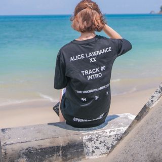 Áo thun nữ in mặt sau chữ alice lawrance xx track intro