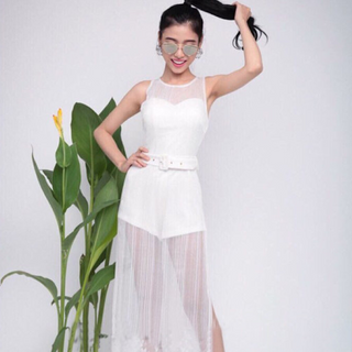 Set rời bao gồm jum sọt và đầm maxi ren thiết kế