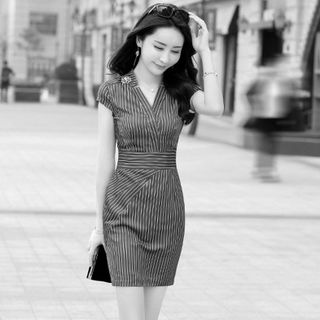 Đầm công sở sọc có size xxl kèm phụ kiện hoa