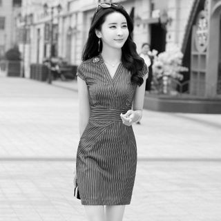 Đầm công sở sọc có size xxl kèm phụ kiện hoa