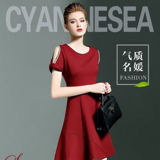 Đầm xoè rớt vai kết đá