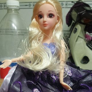 Búp bê có khớp tóc màu