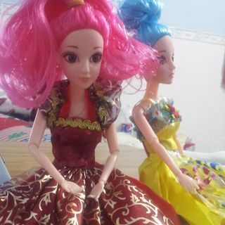 Búp bê có khớp tóc màu