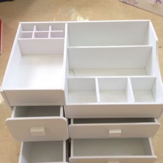 Key kệ mỹ phẩm