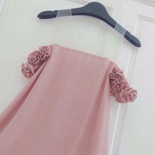 Đầm rớt vai kết hoa hồng