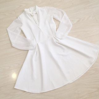 D001168 đầm xoè tay dài thiết kế khoét ngực