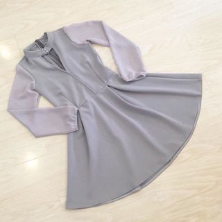 D001168 đầm xoè tay dài thiết kế khoét ngực