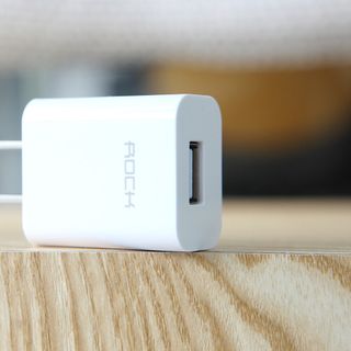 Củ sạc rock 1a/5v travel 1 cổng thích hợp sạc iphone và các dòng khác bh 12 tháng