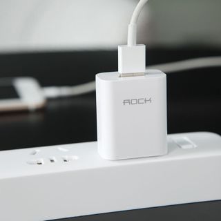Củ sạc rock 1a/5v travel 1 cổng thích hợp sạc iphone và các dòng khác bh 12 tháng