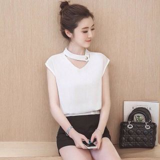 Áo cổ khoét đính nút