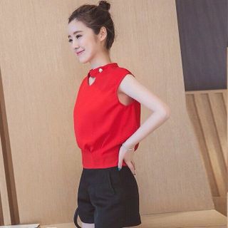 Áo cổ khoét đính nút