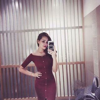 Váy body trễ vai khuy