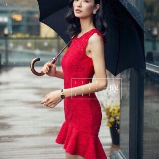 Đầm ren đuôi cá