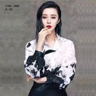 Áo sơ mi voan in họa tiết tay thắt nơ đen