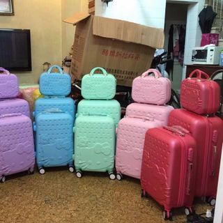 Cả bộ kitty giá 1200k