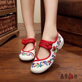 Giày vải thêu