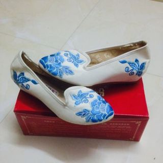 Giày vải thêu
