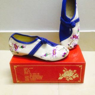Giày vải thêu