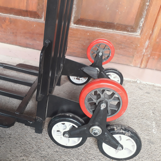 Xe kéo đẩy hàng leo cầu thang