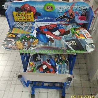 Bộ bàn học có thể tăng giảm chiều cao cho bé