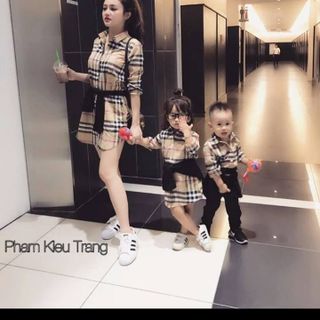 Set bộ 3 món mẹ và 2 bé 2 bé cùng size kèm khăn choàng - chất vải burberry y hình giá sỉ