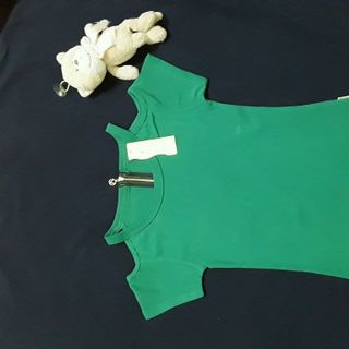 Áo thun gân hở vai