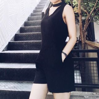 Hg-610 jumsuit cổ v viền choker màu đen