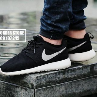 nike roshe run black/white