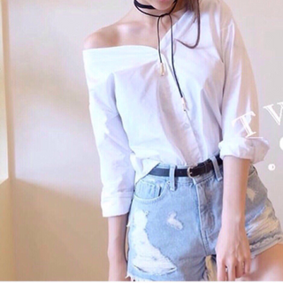 Áo sơ mi lệch vai cá tính hàng y hình 100