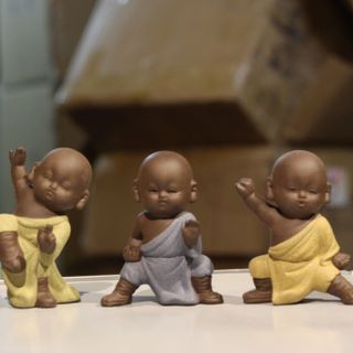 Tượng chú tiểu múa võ