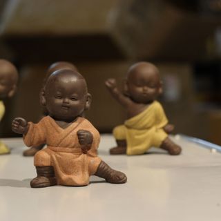 Tượng chú tiểu múa võ