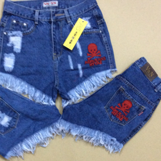 Short jeans đầu lâu