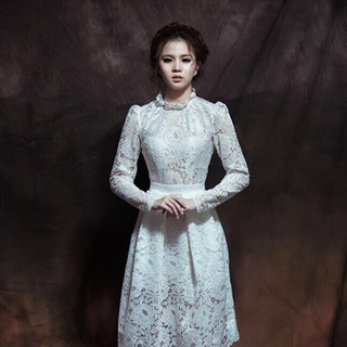 Đầm ren cổ lọ