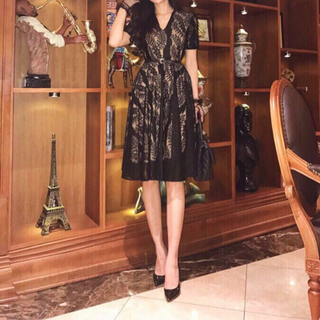 Đầm ren cổ tin