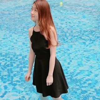 Đầm yếm chéo lưng cột dây