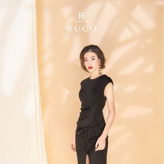 Đầm ôm thiết kế xẻ trước sang trọng