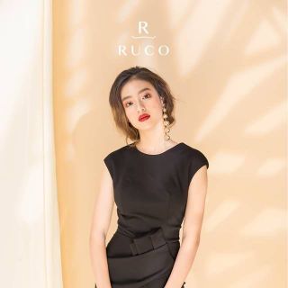 Đầm ôm thiết kế xẻ trước sang trọng