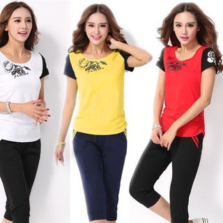 Bộ lửng thể thao đỏ in hoa hồng
