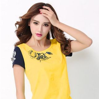 Bộ lửng thể thao đỏ in hoa hồng