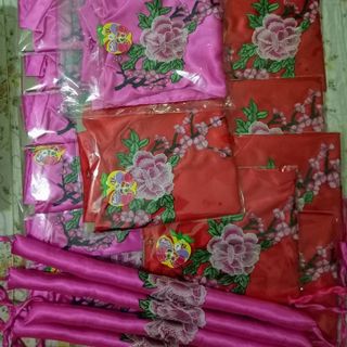 áo dài cách tân chất liệu lụa phi phối hoa thêu cho béem về hai mầu đỏ hồng rất đẹp đủ sz cho bé nhé
