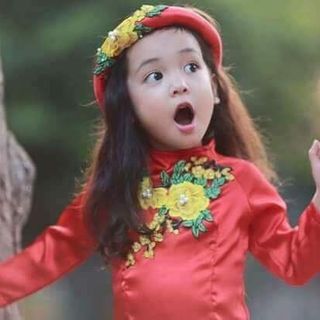 áo dài cách tân chất liệu lụa phi phối hoa thêu cho béem về hai mầu đỏ hồng rất đẹp đủ sz cho bé nhé