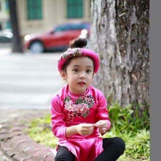 áo dài cách tân chất liệu lụa phi phối hoa thêu cho béem về hai mầu đỏ hồng rất đẹp đủ sz cho bé nhé